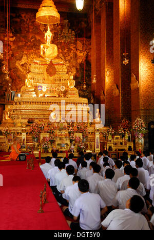 Les gens adorant autel avec statue de Bouddha dans le temple Wat Po, Wat Phra Chetuphon, centre-ville, Phra Nakhon district, Bangkok Banque D'Images