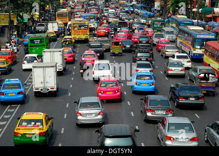 Les voitures et autres circulation urbaine, Ratchadamri Road, Pathumwan, Pathum Wan district, Bangkok, Krung Thep, Thailande, Asie Banque D'Images