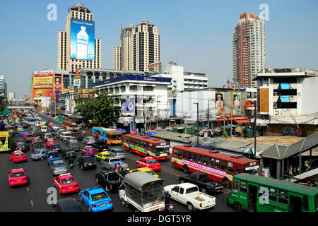 Les voitures et autres circulation urbaine, les bâtiments avec de la publicité dans l'Ratchadamri Road, Pathumwan, Bangkok Pathum Wan district, Banque D'Images