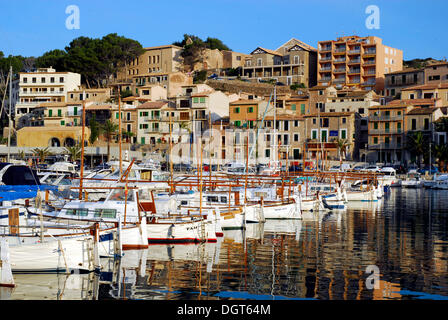 Voiliers dans le port de plaisance, les maisons de Puerto Soller au dos, Port de Soller, Mallorca, Majorque, Iles Baléares Banque D'Images