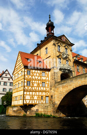 Vieille ville de hauteur avec maison à colombages et Obere Bruecke pont sur une île de la rivière Regnitz, Site du patrimoine mondial de l'UNESCO Banque D'Images