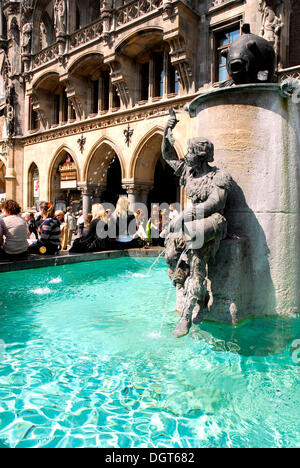 Fontaine et façade néo-gothique, Neues Rathaus mairie, sur la place Marienplatz, de la vieille ville, Munich, Haute-Bavière, Bavière Banque D'Images