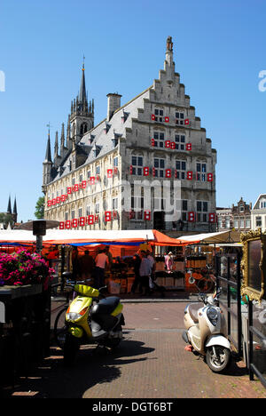 Deux scooters, dans l'arrière de l'Hôtel de ville gothique située sur la place du marché de Gouda, Zuid-Holland, South Holland Banque D'Images