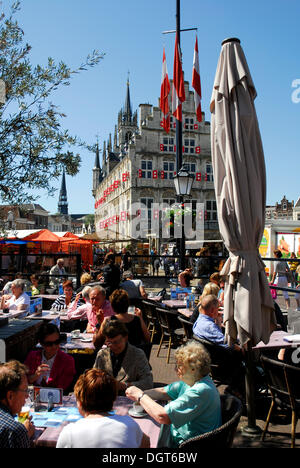 Cafe de la chaussée, à l'arrière de l'Hôtel de ville gothique située sur la place du marché de Gouda, Zuid-Holland, South Holland Banque D'Images