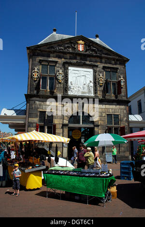 De Waag d'immeuble sur la place du marché de Gouda, Zélande, Hollande méridionale, Pays-Bas, Europe Banque D'Images