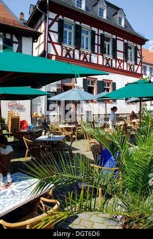 Bar terrasse de café, maisons à pans de bois à l'arrière, sur la place du marché, Grosser Markt, Heppenheim an der Bergstrasse, Hesse Banque D'Images