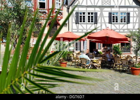 Bar terrasse de café, maisons à pans de bois à l'arrière, sur la place du marché, Grosser Markt, Heppenheim an der Bergstrasse, Hesse Banque D'Images