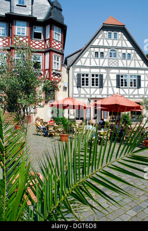 Bar terrasse de café, maisons à pans de bois à l'arrière, sur la place du marché, Grosser Markt, Heppenheim an der Bergstrasse, Hesse Banque D'Images