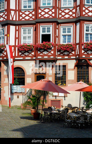 Bar terrasse de café, maisons à pans de bois à l'arrière, sur la place du marché, Grosser Markt, Heppenheim an der Bergstrasse, Hesse Banque D'Images