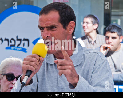 Jérusalem, Israël. 25 octobre, 2013. Membre de la délégation palestinienne à la demande la voix libérer tous les prisonniers palestiniens dans les prisons israéliennes. Jérusalem, Israël. 25-Oct-2013. Les militants en faveur de la paix s'engager dans une négociation de paix israélo-palestinien dans une simulation le plus animé de la ville plazas dans une tentative de prouver les habitants des deux nations peut réaliser ce que les politiciens ne peuvent pas. Credit : Alon Nir/Alamy Live News Banque D'Images