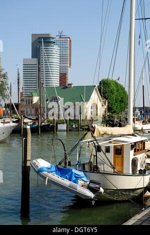 Bateaux dans le Veerhaven, un port pour les bateaux à voile, marin traditionnel dans le quartier Scheepvaartkwartier, moderne Banque D'Images