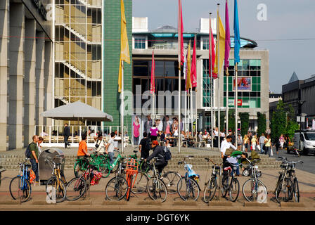 Des vélos à la World Trade Center, WTC tour au Beursplein, Rotterdam, Zuid-Holland, South-Holland, Pays-Bas, Europe Banque D'Images