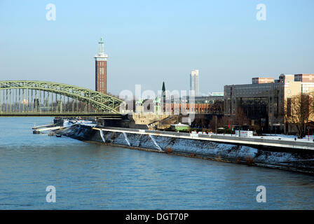 Hohenzollernbruecke pont, Tour de l'exposition et l'Hyatt Regency Cologne sur le Rhin, Deutz, Cologne, Rhénanie Banque D'Images