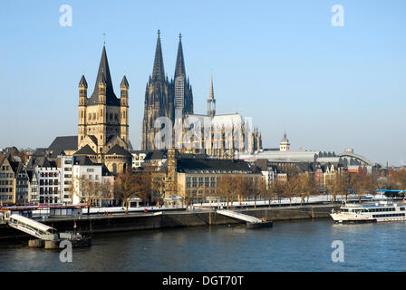 Frankenwerft en hiver, à l'arrière l'église Saint Martin brut et la cathédrale de Cologne, de la vieille ville sur le Rhin, Cologne Banque D'Images