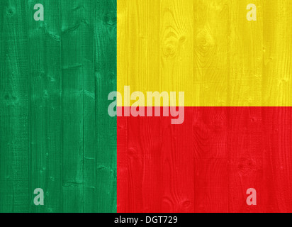 Drapeau Bénin magnifique peint sur une planche en bois texture Banque D'Images