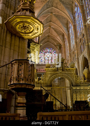 Chaire en choeur et nef centrale de la cathédrale Santa Maria de Leon. Leon. Castilla y Leon, Espagne Banque D'Images