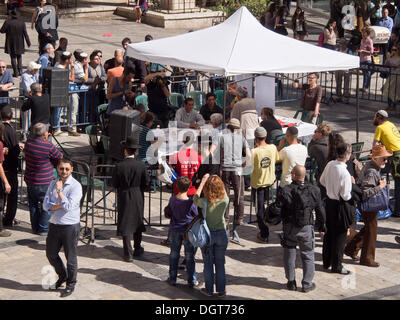 Jérusalem, Israël. 25 octobre, 2013. Les militants en faveur de la paix s'engager dans une négociation de paix israélo-palestinien dans une simulation le plus animé de la ville plazas dans une tentative de prouver les habitants des deux nations peut réaliser ce que les politiciens ne peuvent pas. Jérusalem, Israël. 25-Oct-2013. Credit : Alon Nir/Alamy Live News Banque D'Images