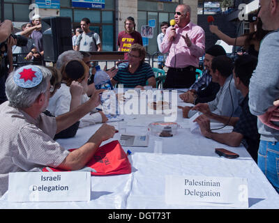 Jérusalem, Israël. 25 octobre, 2013. Les militants en faveur de la paix s'engager dans une négociation de paix israélo-palestinien dans une simulation le plus animé de la ville plazas dans une tentative de prouver les habitants des deux nations peut réaliser ce que les politiciens ne peuvent pas. Jérusalem, Israël. 25-Oct-2013. Credit : Alon Nir/Alamy Live News Banque D'Images