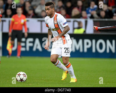 Leverkusen, Allemagne. 23 Oct, 2013. Le Donetsk Alex Teixeira au cours de la Ligue des Champions groupe A match entre Bayer 04 Leverkusen et le FC Shakhtar Donetsk à la BayArena à Leverkusen, Allemagne, 23 octobre 2013. Photo : Jan-Philipp Strobel/dpa/Alamy Live News Banque D'Images