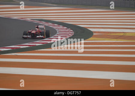 New Delhi, Inde. 25 octobre, 2013. FERNANDO ALONSO, de l'Espagne et la Scuderia Ferrari durs au cours de la deuxième séance d'essais libres du Grand Prix de Formule 1 2013 au Circuit International de Buddh à New Delhi, en Inde. Credit : James Gasperotti/ZUMA/ZUMAPRESS.com/Alamy fil Live News Banque D'Images