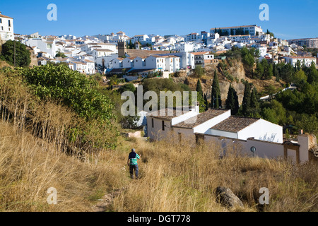 Champs à l'extérieur des murs de la vieille ville Ronda Espagne avec les bâtiments blancs dans la nouvelle partie de la ville Banque D'Images