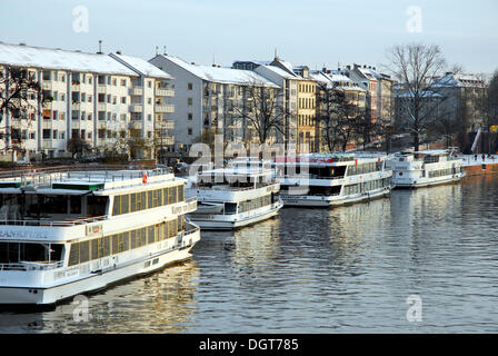 Bateaux sur le fleuve à l'Harbour Mainkai, neige en hiver, Frankfurt am Main, Hesse Banque D'Images