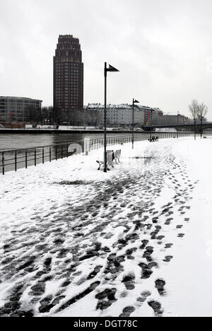 L'hiver, empreintes sur la rives de la rivière Main, historique Weseler Werft Wharf, la tour de la place principale Banque D'Images