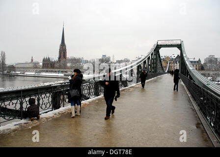 Eiserner Steg passerelle de fer menant du quartier historique de quartier de Sachsenhausen, Frankfurt am Main, Hesse Banque D'Images