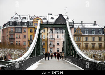 Eiserner Steg passerelle de fer menant du quartier historique de quartier de Sachsenhausen, Frankfurt am Main, Hesse Banque D'Images