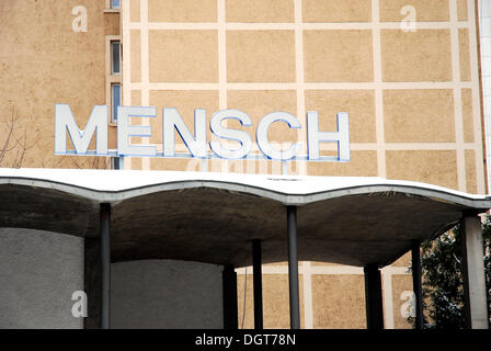'Mensch' lettrage, Allemand pour "être humain", l'enseigne au néon sur un toit dans le quartier Bahnhofsviertel, Frankfurt am Main, Hesse Banque D'Images