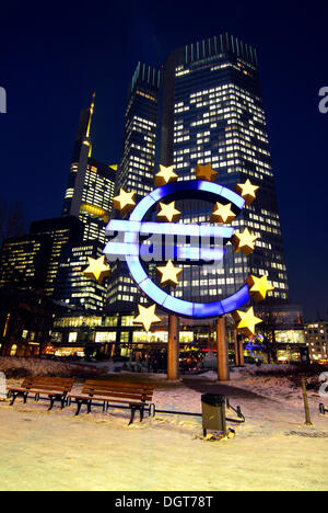 La sculpture de l'euro, symbole de la monnaie européenne, BCE, Banque centrale européenne dans la soirée, le harfang Willy-Brandt-Platz Banque D'Images