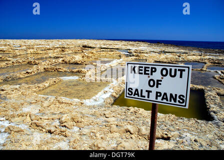 Panneau 'Garder hors de salines', salt works, côte rocheuse avec salines, Xwejni Bay, Marsalforn, Gozo Island, République de Malte Banque D'Images