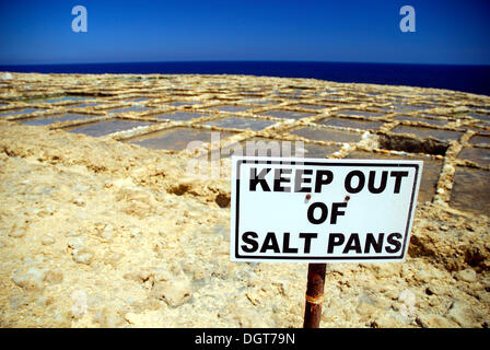 Panneau 'Garder hors de salines', salt works, côte rocheuse avec salines, Xwejni Bay, Marsalforn, Gozo Island, République de Malte Banque D'Images