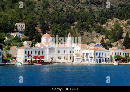 Église et maisons de la ville, la baie de Megisti sur kastellórizo, Meis, îles du Dodécanèse, Mer Egée, Méditerranée, Grèce Banque D'Images