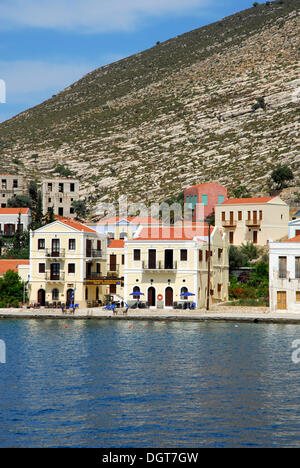 Maisons de la baie, ville Megisti sur kastellórizo, Meis, îles du Dodécanèse, Mer Egée, Méditerranée, Grèce, Europe Banque D'Images