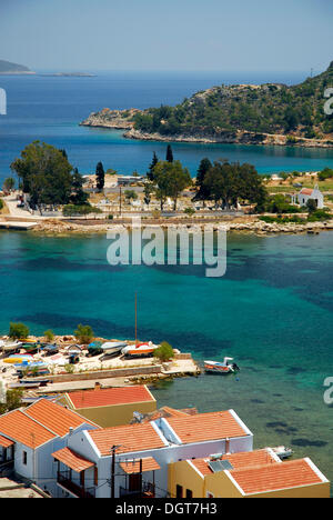 Maisons dans une baie de kastellórizo, Meis, îles du Dodécanèse, Mer Egée, Méditerranée, Grèce, Europe Banque D'Images