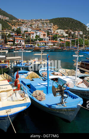 Bateaux de pêche dans le port de Kas, côte lycienne, Antalya Province, de la Méditerranée, de la Turquie, de l'Eurasie Banque D'Images