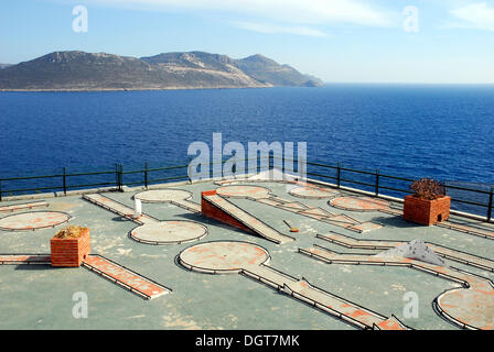 Vue vers l'île grecque de Kastelorizo ou Meis, golf miniature, golf de béton sur la péninsule de Cukurbag, Kas Banque D'Images