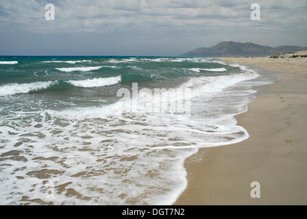 Les vagues sur la plage de Patara, côte lycienne, Antalya Province, de la Méditerranée, de la Turquie, de l'Eurasie Banque D'Images