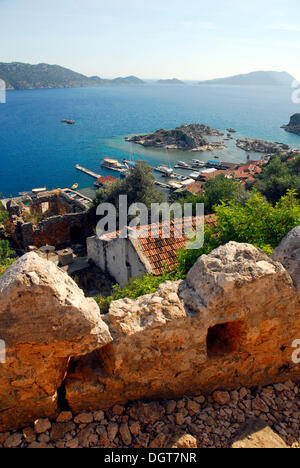 Château médiéval au village de Kale, Kalekoey ou Simena, surplombant la baie de Kekova, côte lycienne, Antalya Province Banque D'Images