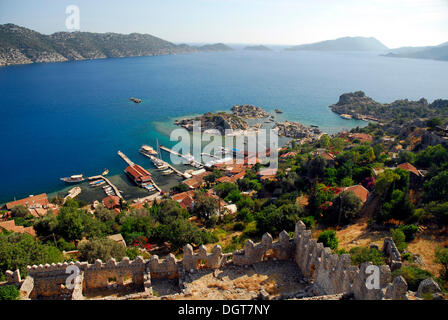 Château médiéval au village de Kale, Kalekoey ou Simena, surplombant la baie de Kekova, côte lycienne, Antalya Province Banque D'Images