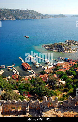 Château médiéval au village de Kale, Kalekoey ou Simena, surplombant la baie de Kekova, côte lycienne, Antalya Province Banque D'Images