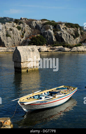 Chaloupe et sarcophage Lycien dans l'eau, village de Kale, Kalekoey ou Simena, baie de Kekova, côte lycienne, Antalya Province Banque D'Images