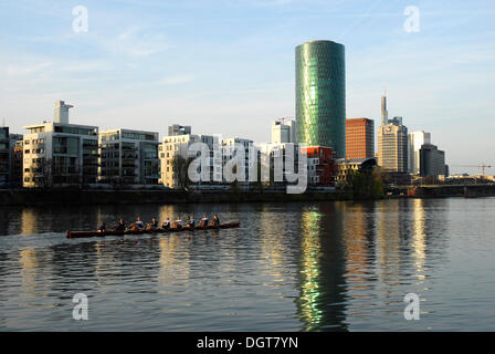 Bateau à rames sur la rivière, Tour Westhafen dans le quartier Gutleutviertel, Frankfurt am Main, Hesse, Germany, Europe Banque D'Images