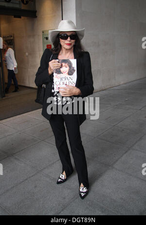 Joan Collins vu à la BBC à Londres. Crédit : Simon Matthews/Alamy Live News Banque D'Images