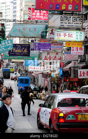 Rue avec de nombreux panneaux publicitaires et les enseignes à Chung Wan, Central District, l'île de Hong Kong, Hong Kong, Chine, Asie Banque D'Images