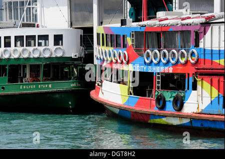 Ferries sur le Star Ferry Pier, le port de Victoria, Tsim Sha Tsui, Kowloon, Hong Kong, Chine, Asie Banque D'Images