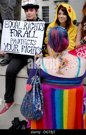 Manifestation à Whitehall contre les lois anti-LGBT de Vladimir Poutine; Londres, 3 septembre 2013 Banque D'Images