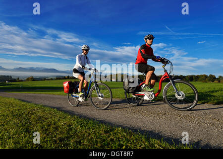 Les cyclistes équitation des vélos électriques sur Tannberg Mountain, Koestendorf, lac Waller, Lake District de Salzbourg, Salzbourg, Autriche Banque D'Images