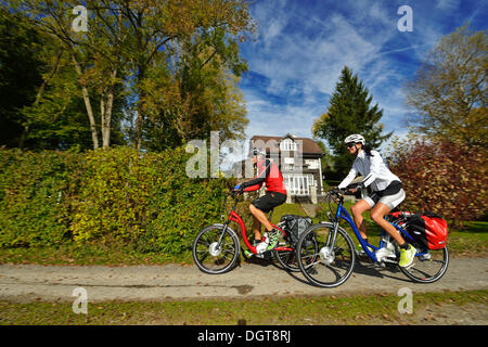 Les cyclistes équitation vélos électriques, Matzing, lac Waller, Neumarkt, Lake District de Salzbourg, Salzbourg, Autriche, Europe Banque D'Images